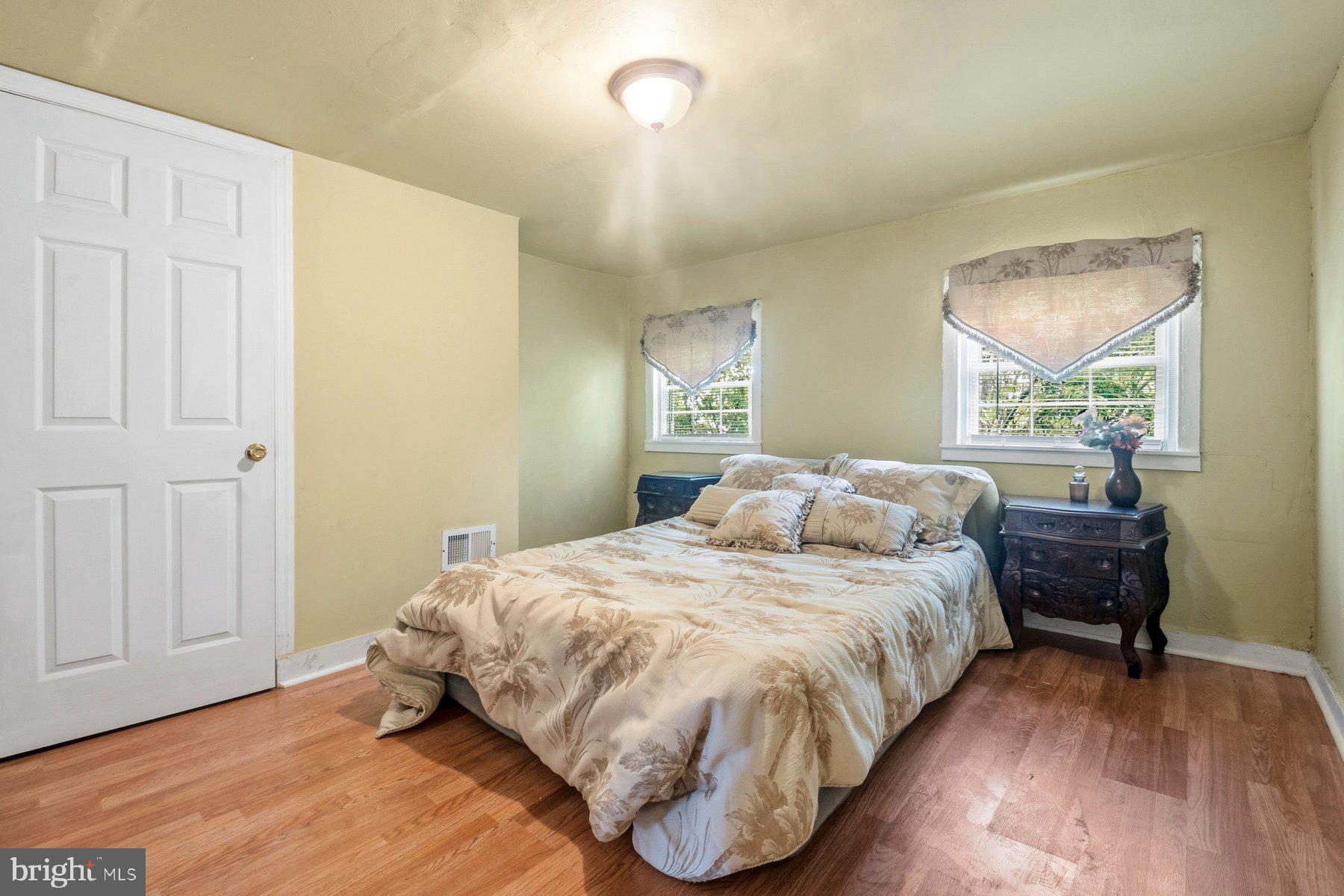 HOLLINS MARKET - Residential