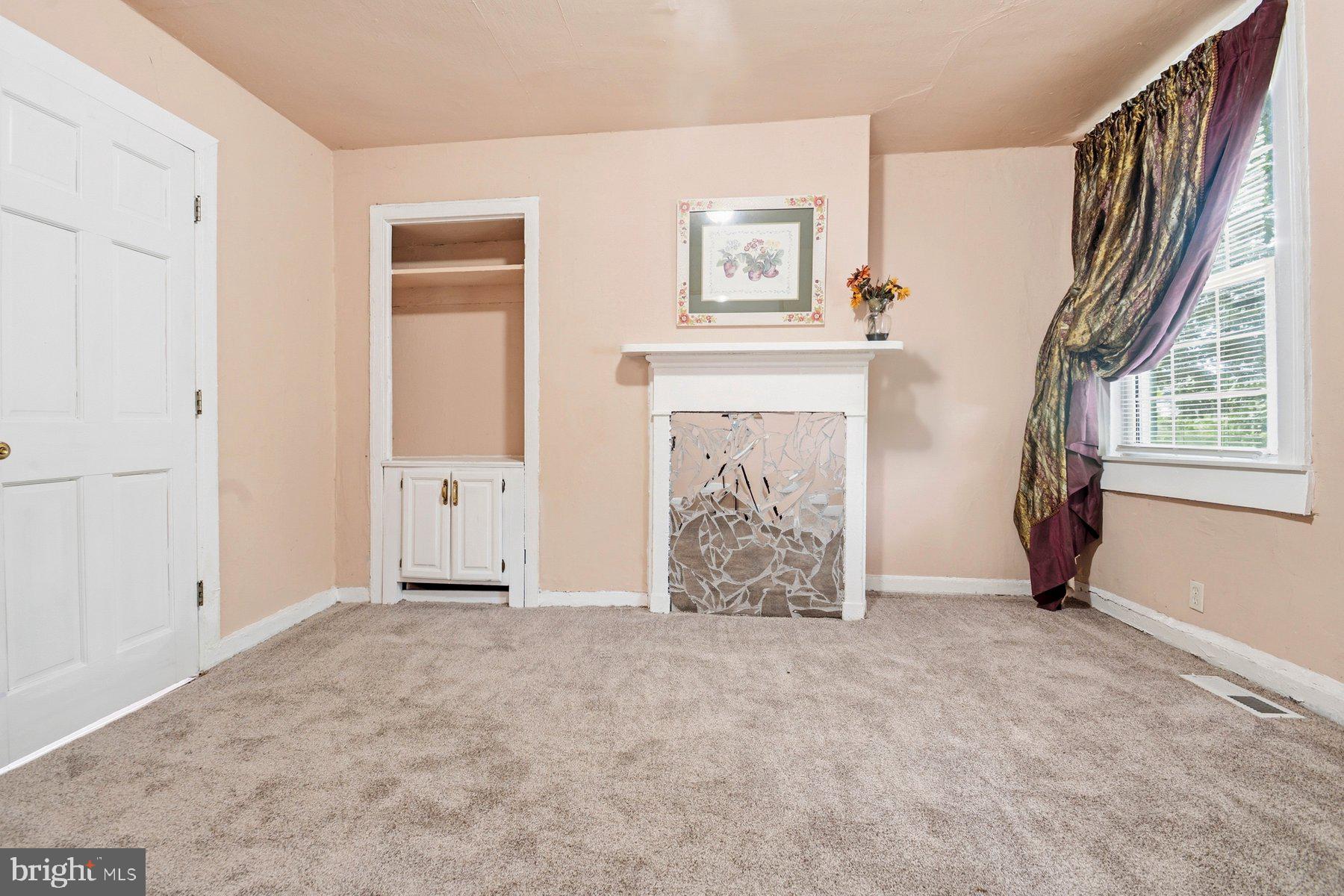 HOLLINS MARKET - Residential