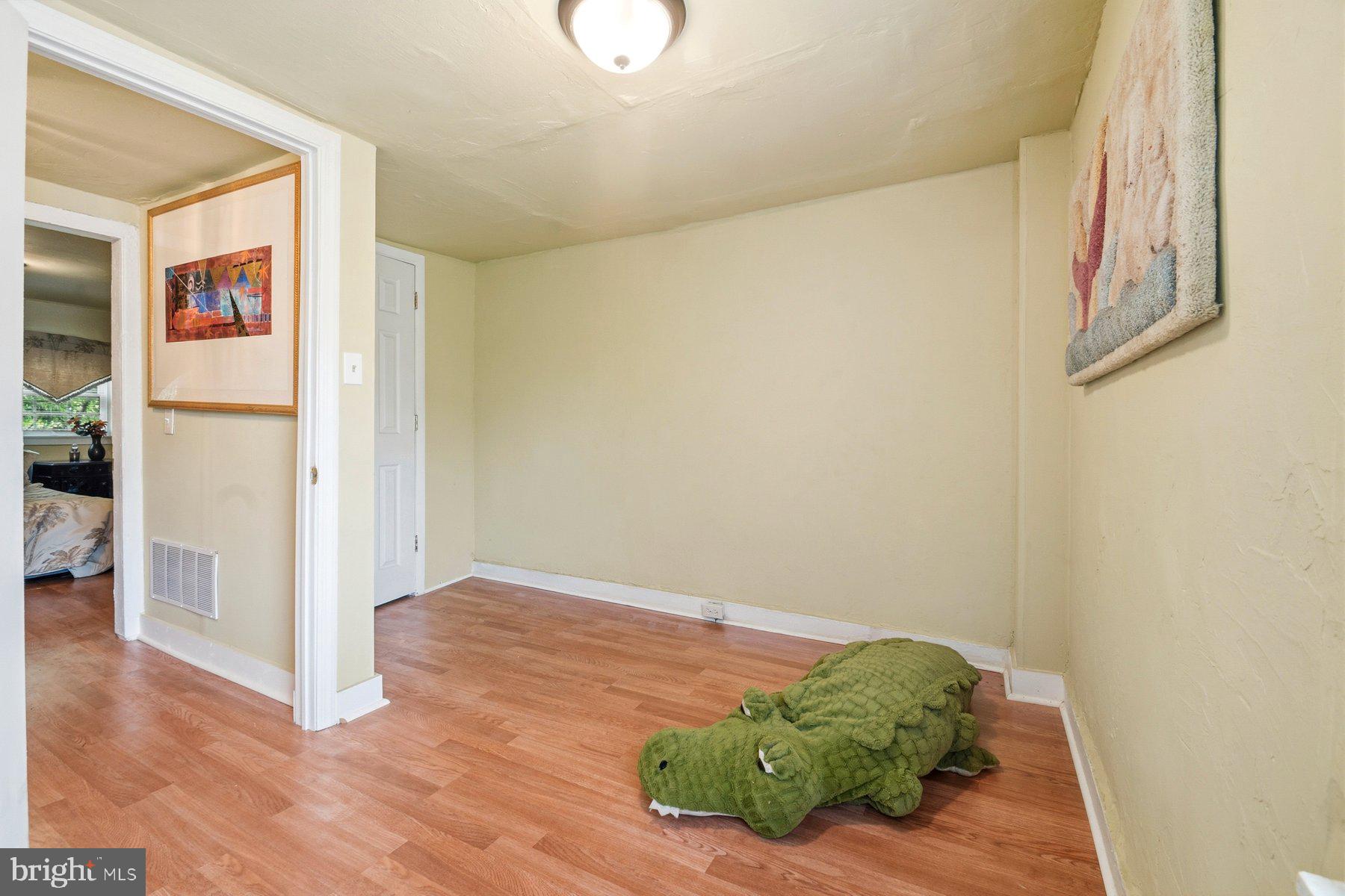 HOLLINS MARKET - Residential