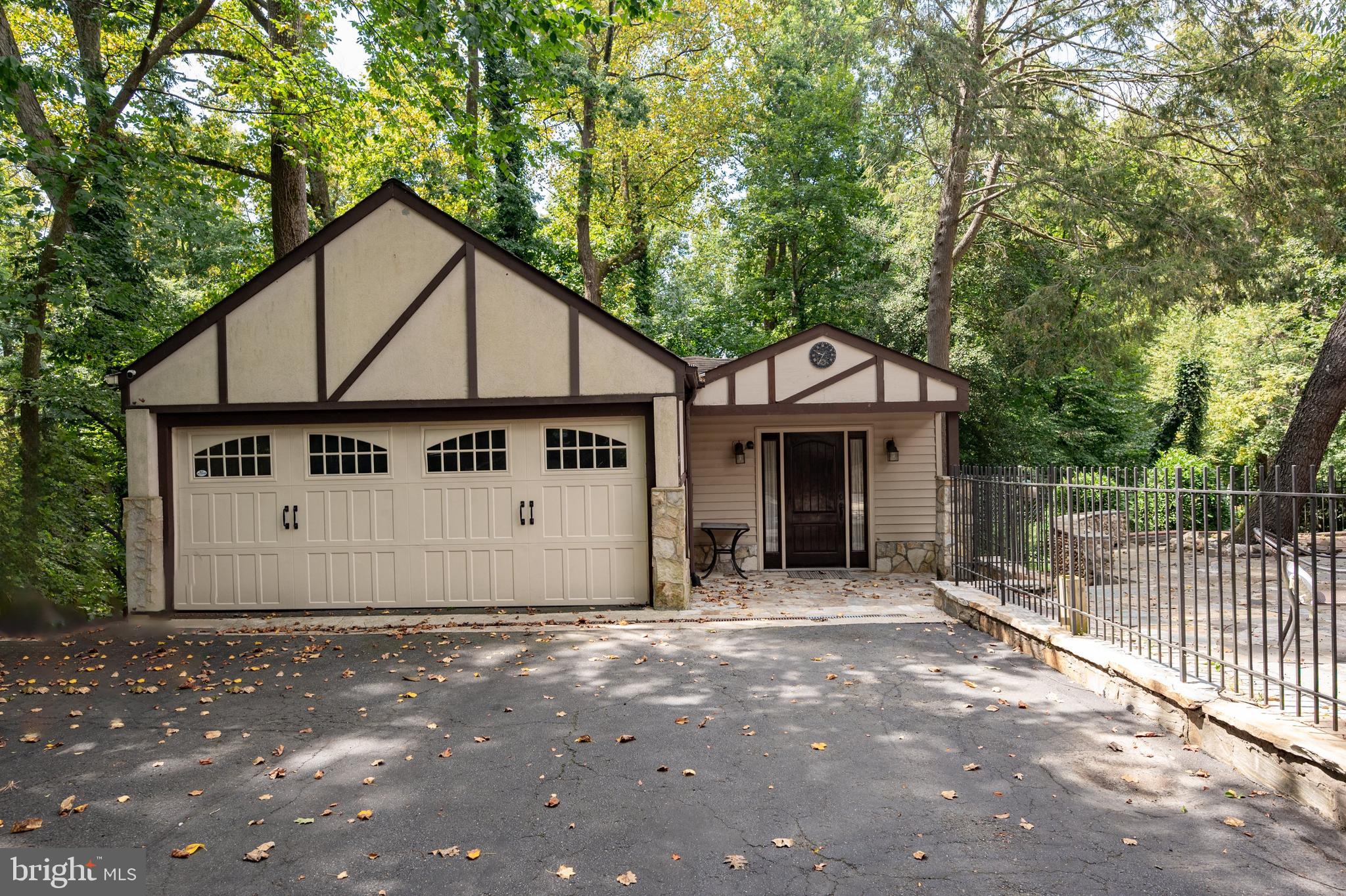 PINECREST - Residential