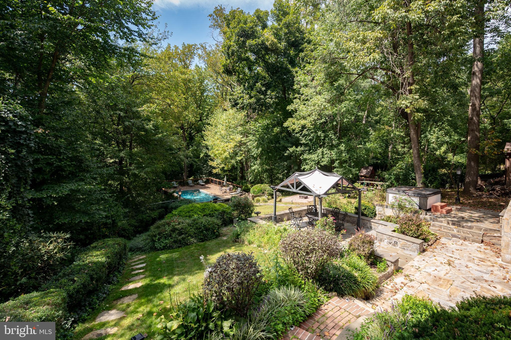 PINECREST - Residential