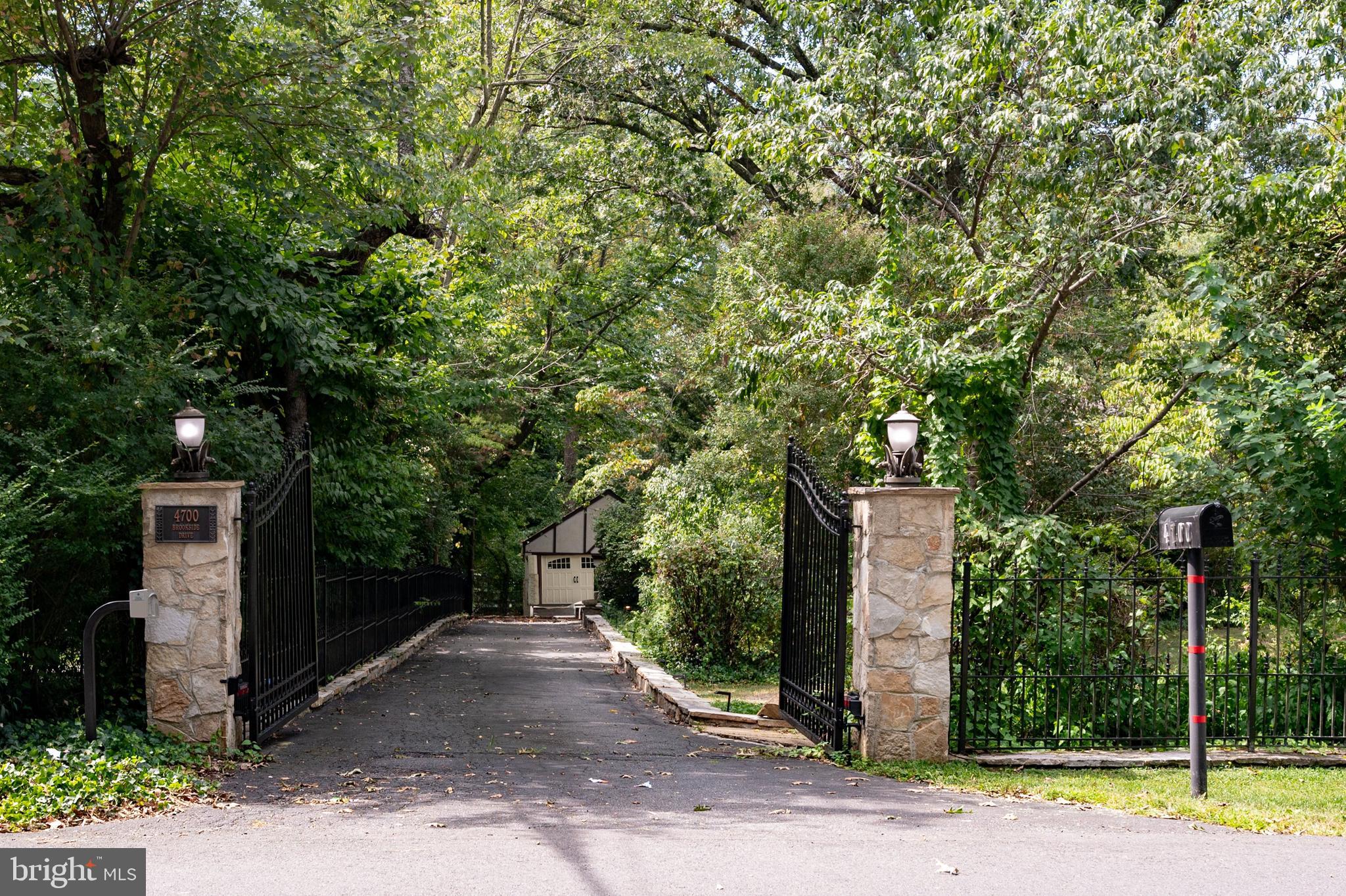 PINECREST - Residential