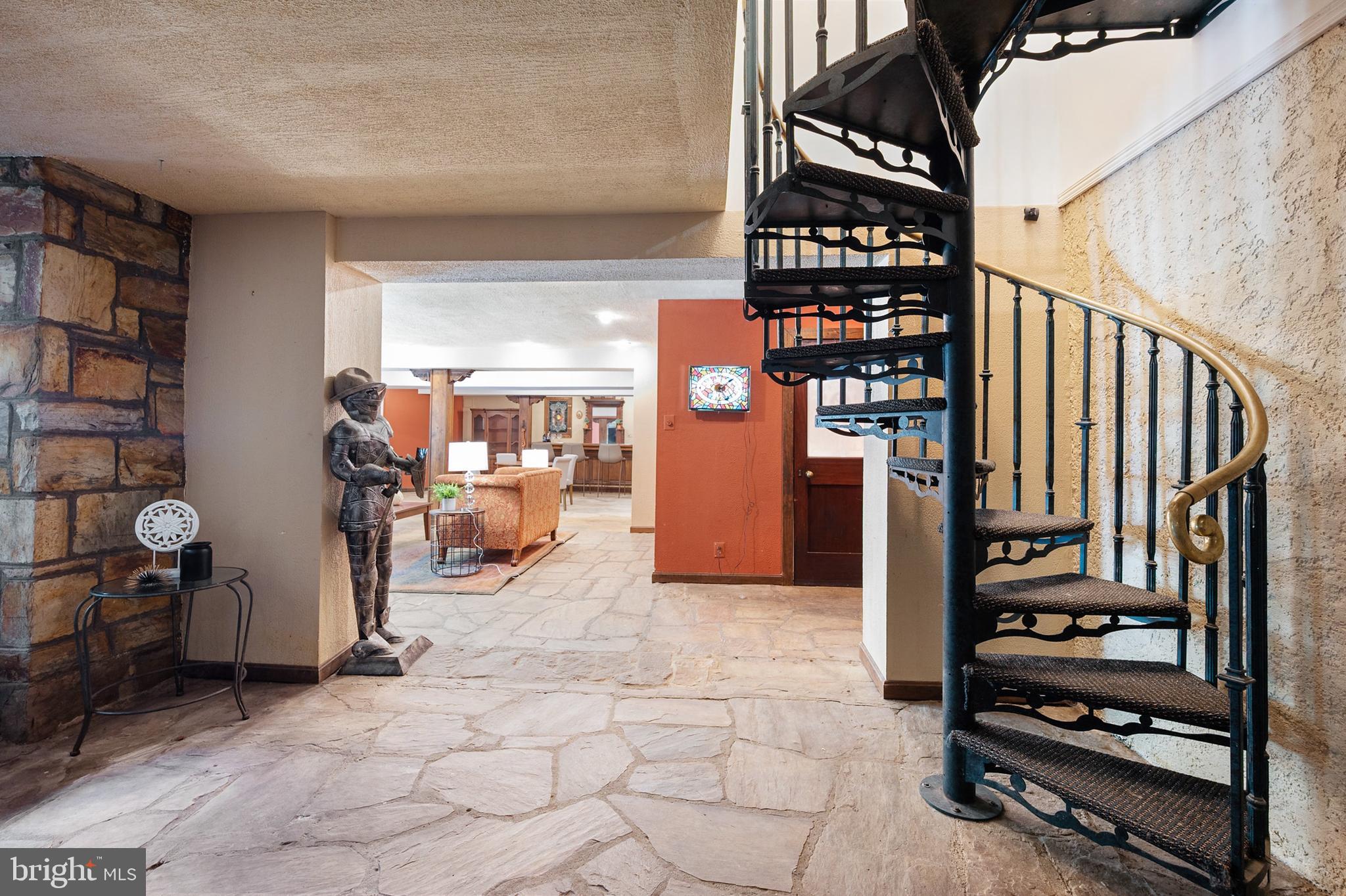 PINECREST - Residential