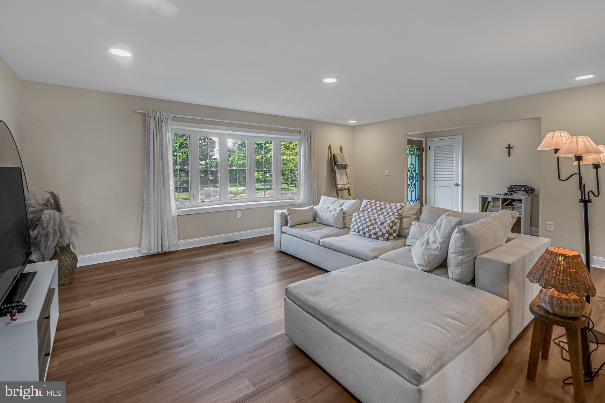 10 SMITHFIELD AVENUE