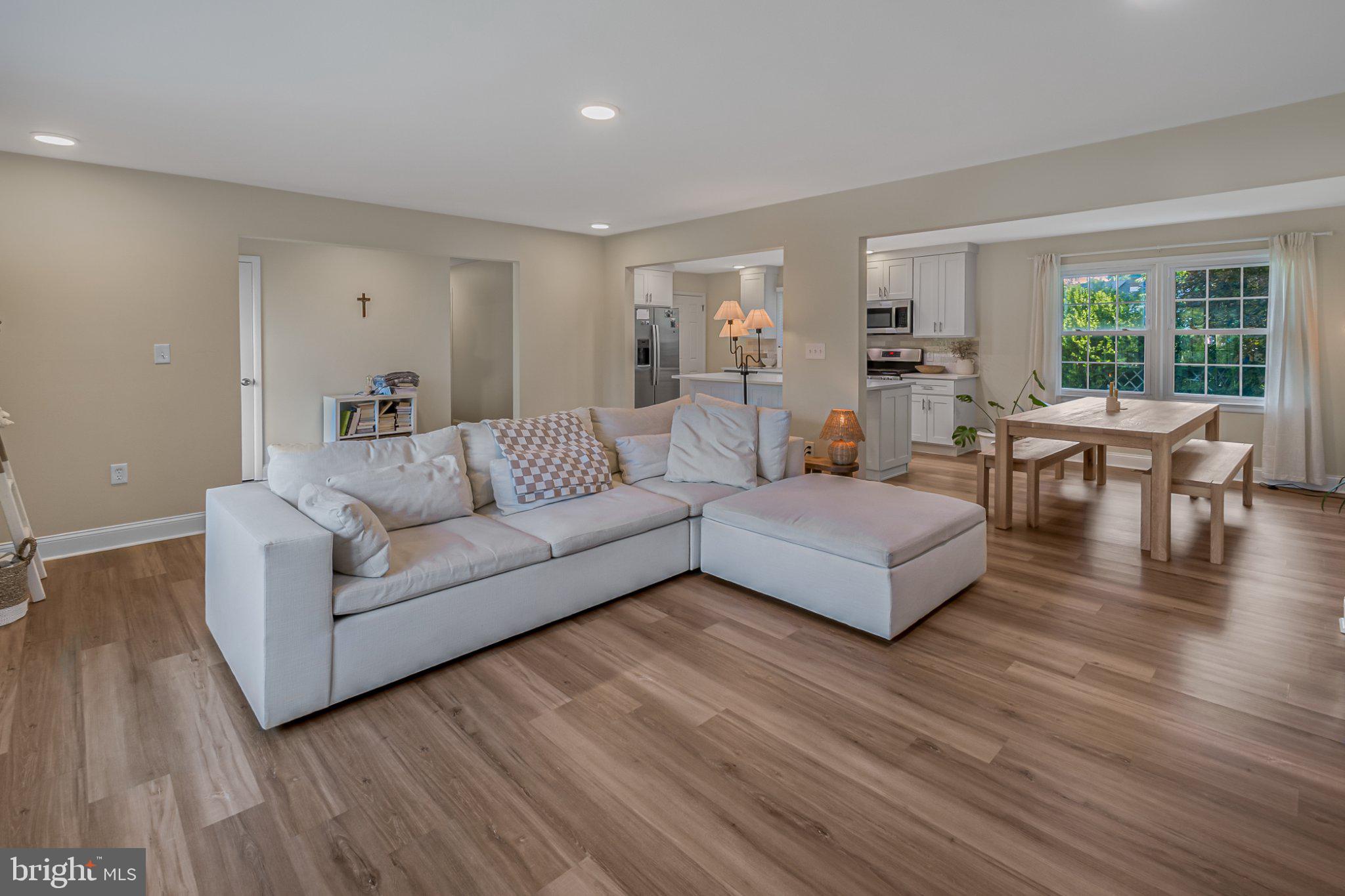 10 SMITHFIELD AVENUE