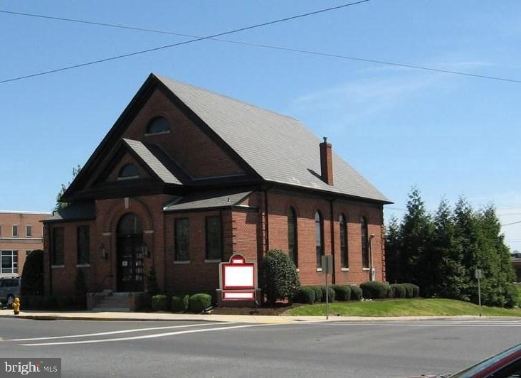 Single office space in a shared building downtown available for lease. This property has shared off-street parking, a communal conference room and breakroom with kitchenette. Available immediately in a beautiful historic building.