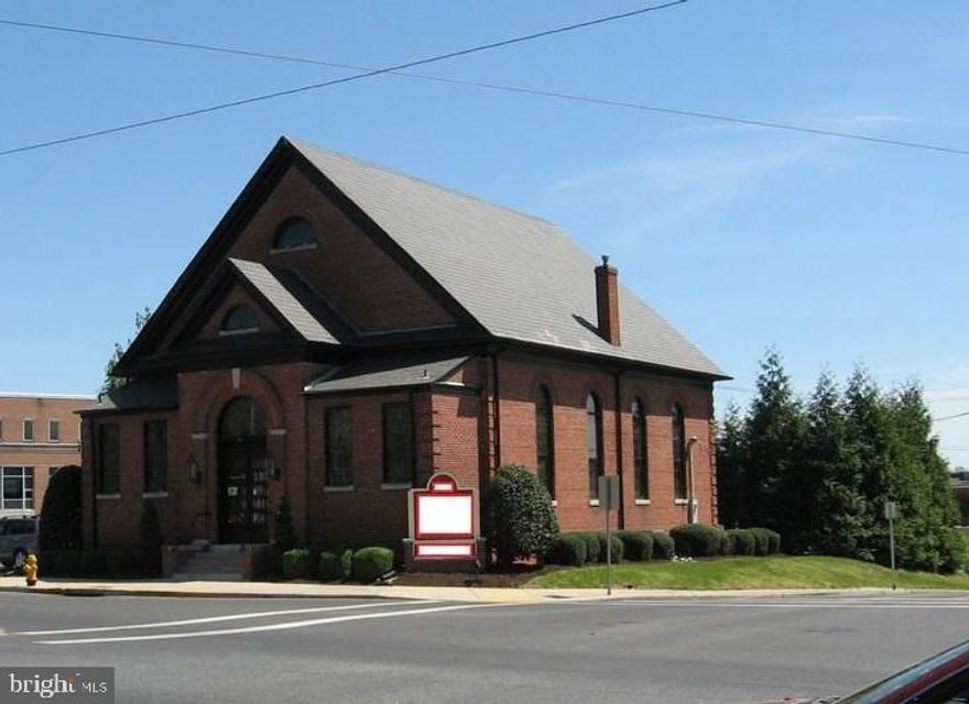Single office space in a shared building downtown available for lease.  This property has shared off-street parking, a communal conference room and breakroom with kitchenette. Available immediately in a beautiful historic building.