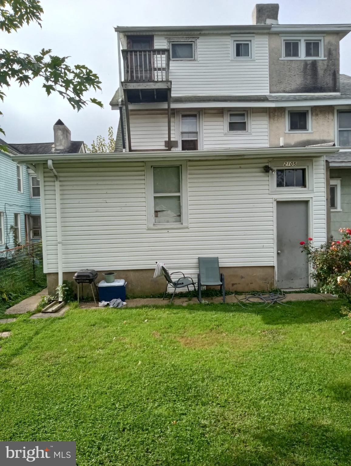 Main image without alt text