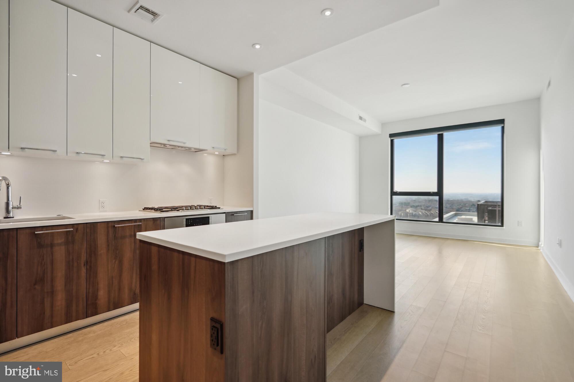 THE VERSE CONDO - Residential Lease