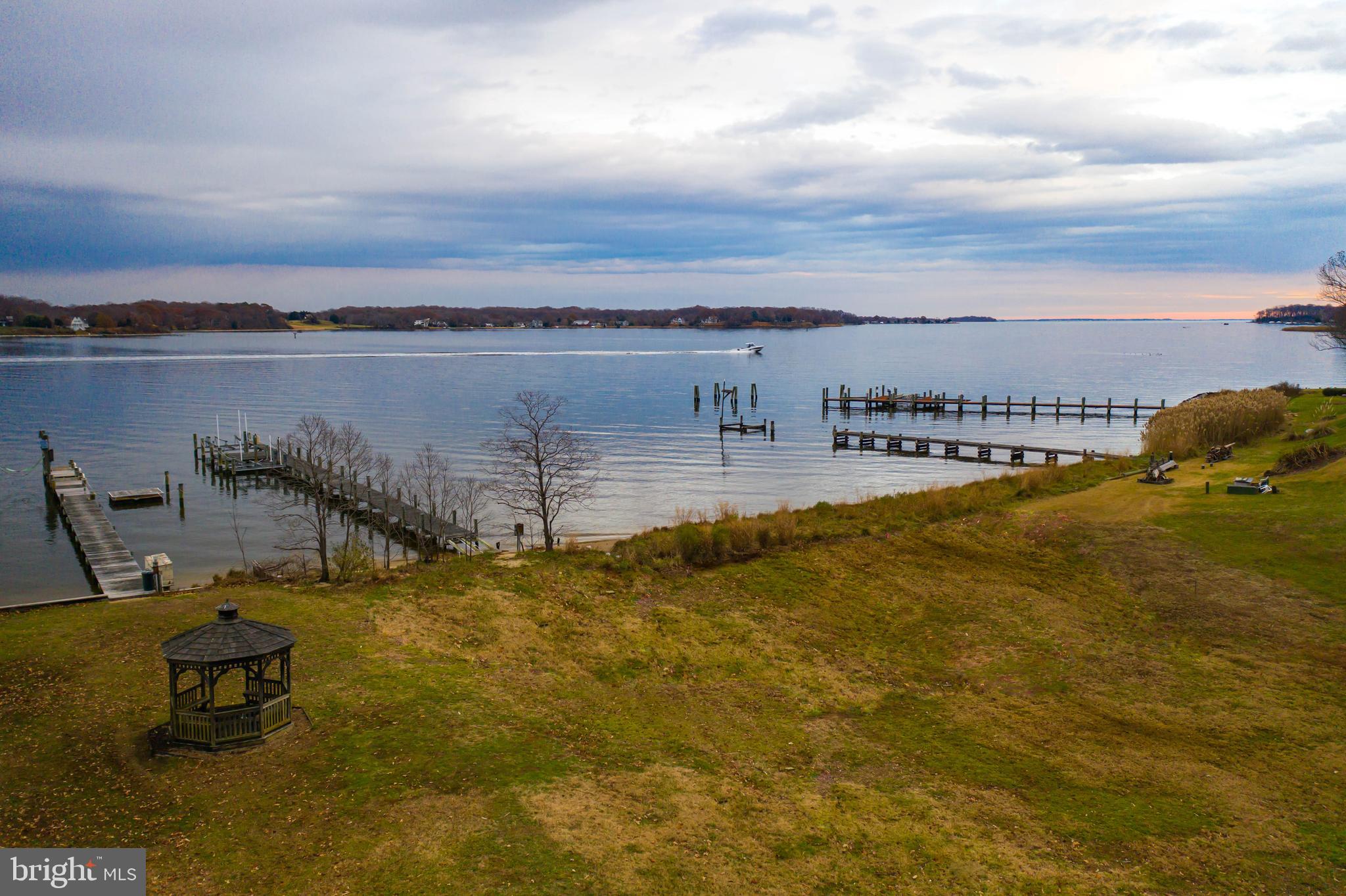 WOODLAND BEACH - Residential