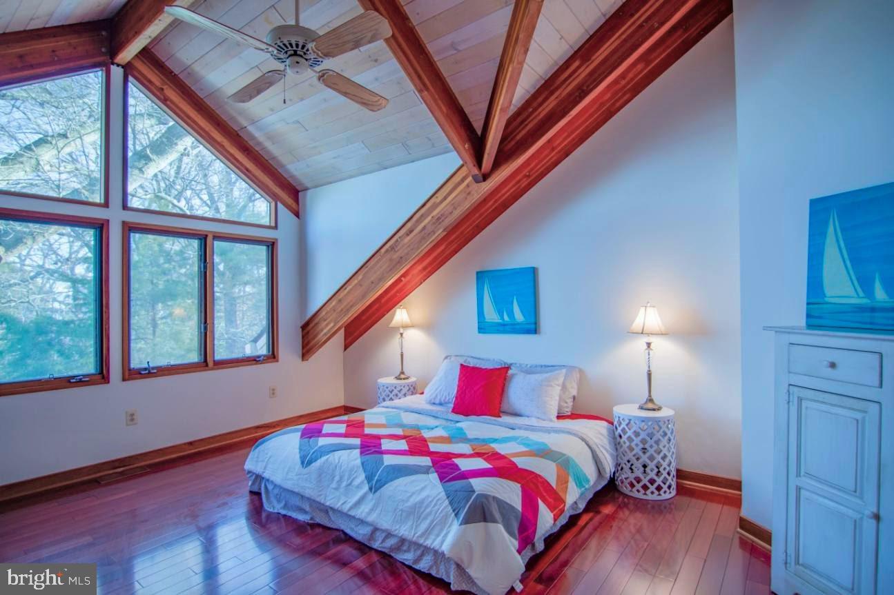 WOODLAND BEACH - Residential