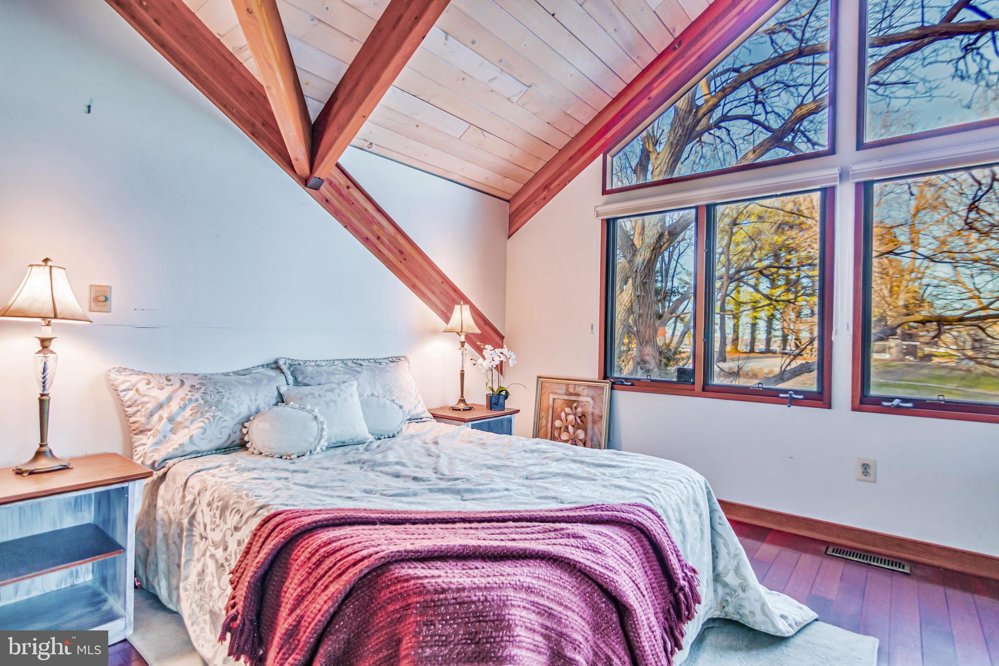 WOODLAND BEACH - Residential