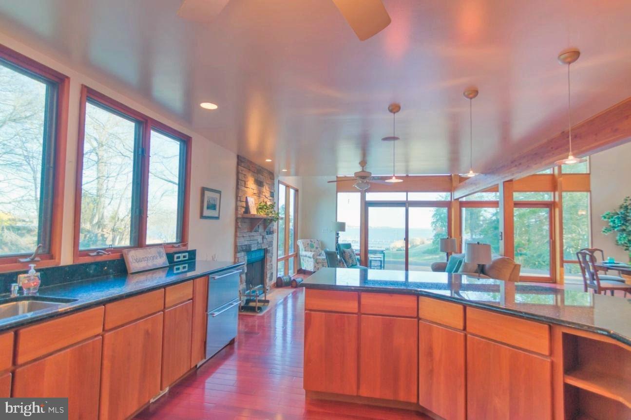 WOODLAND BEACH - Residential