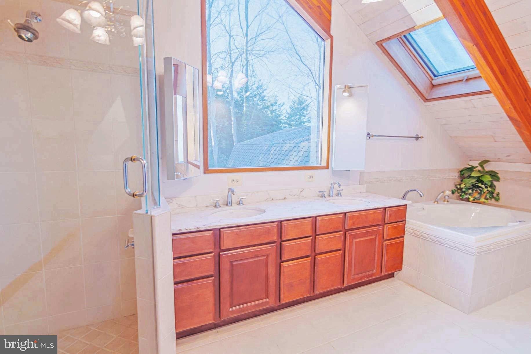 WOODLAND BEACH - Residential