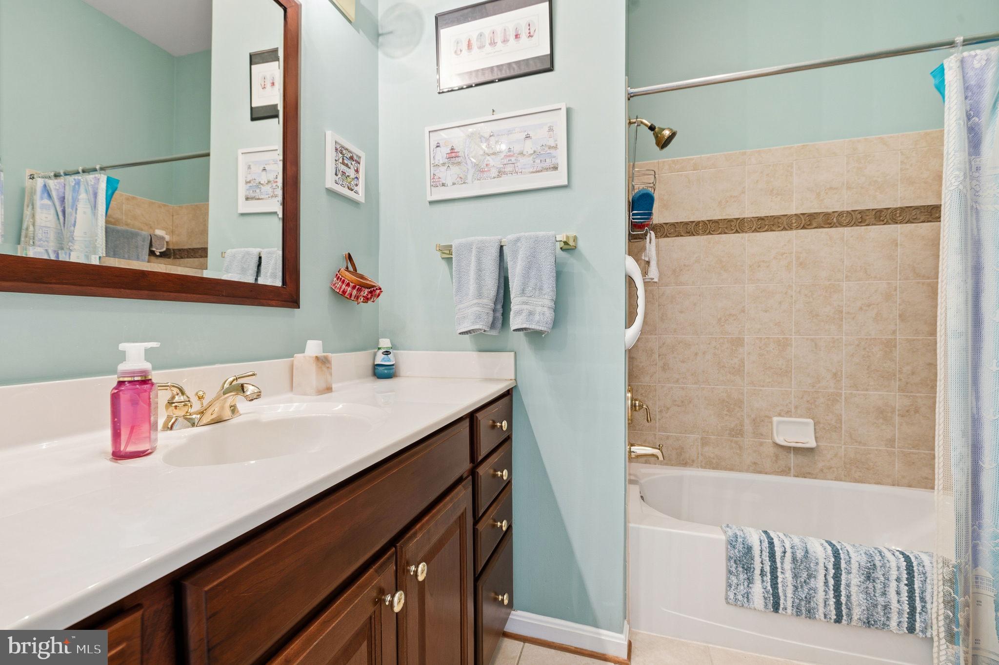 FOUR SEASONS - Residential