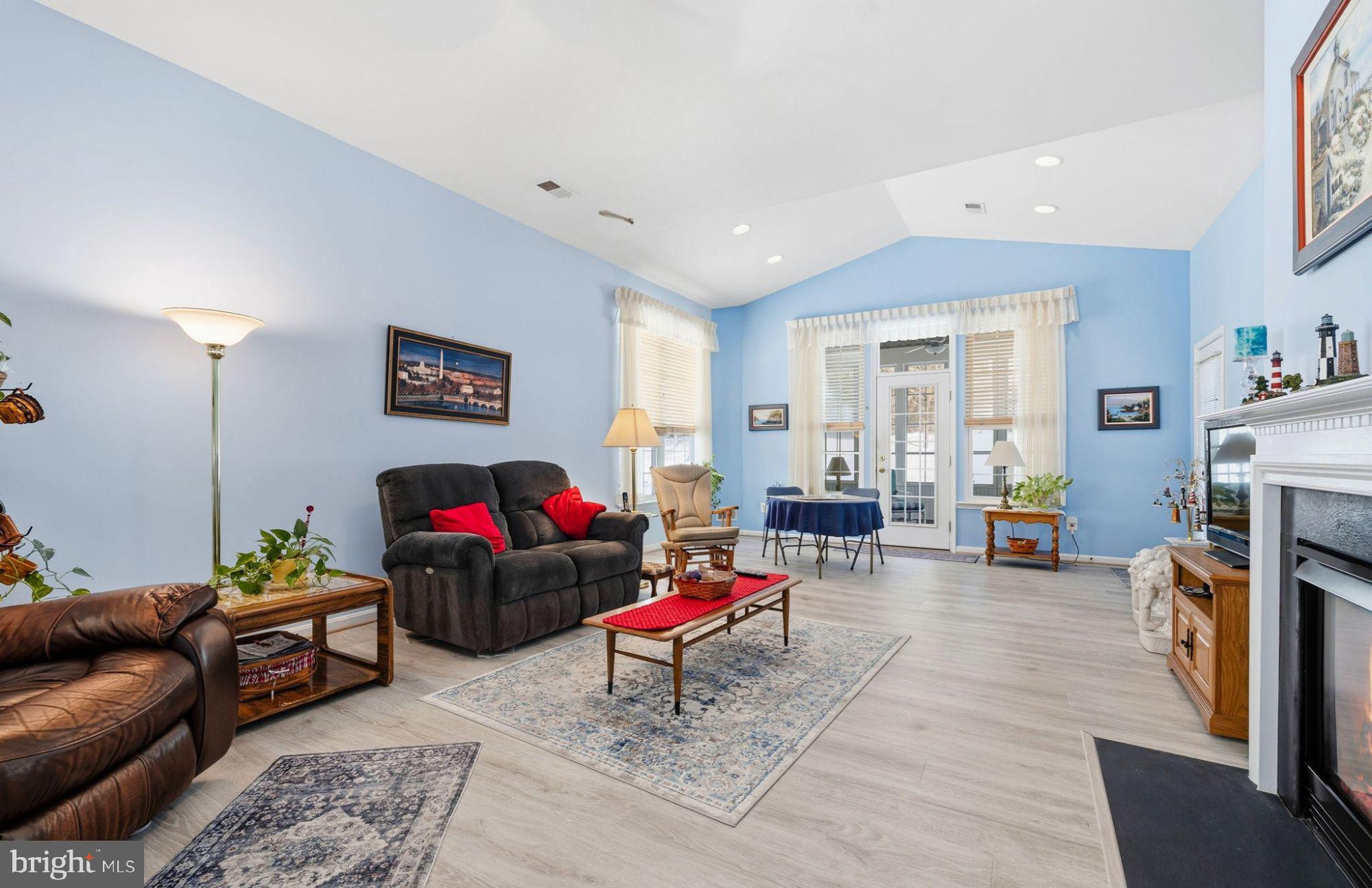 FOUR SEASONS - Residential