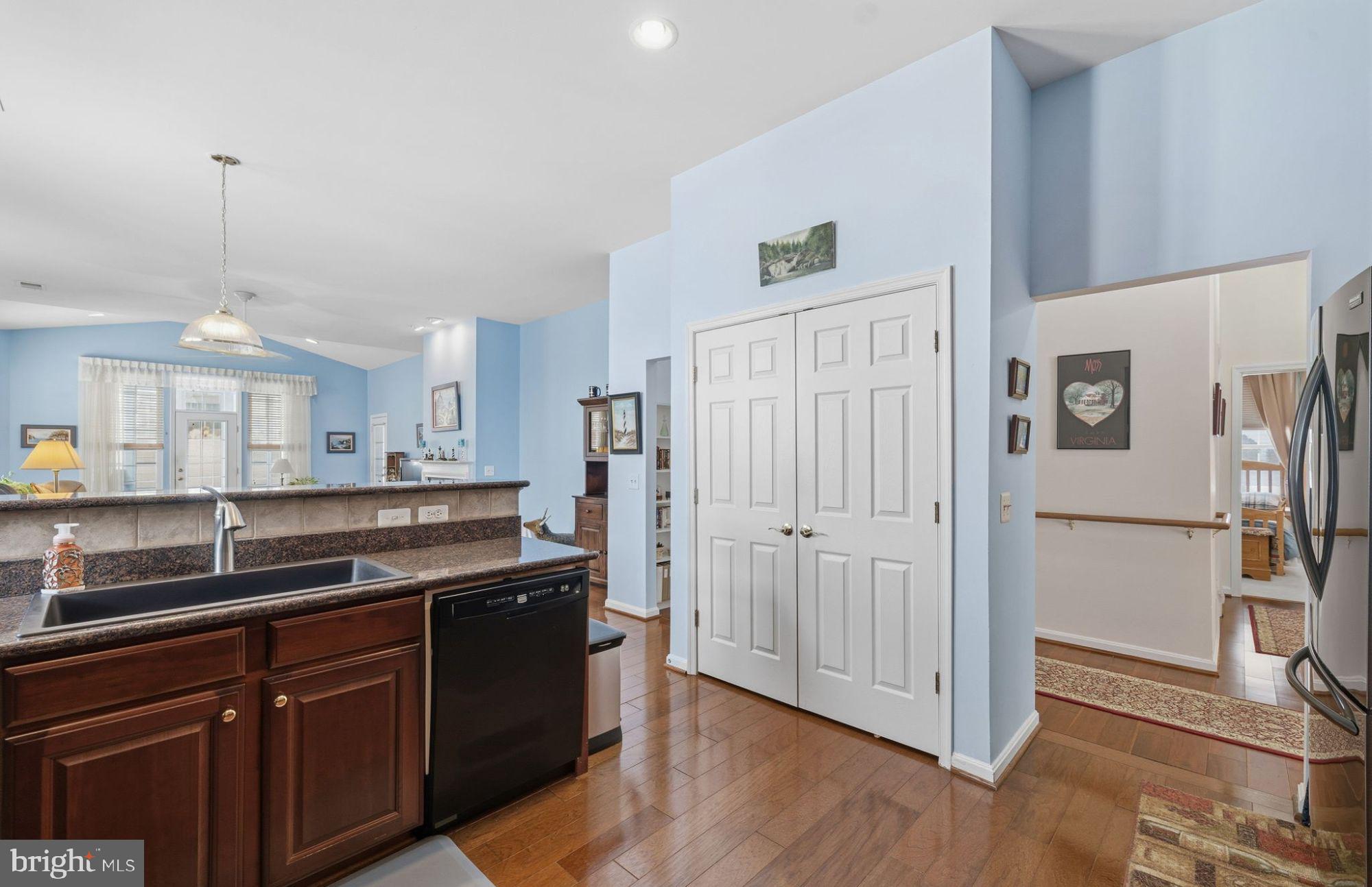 FOUR SEASONS - Residential