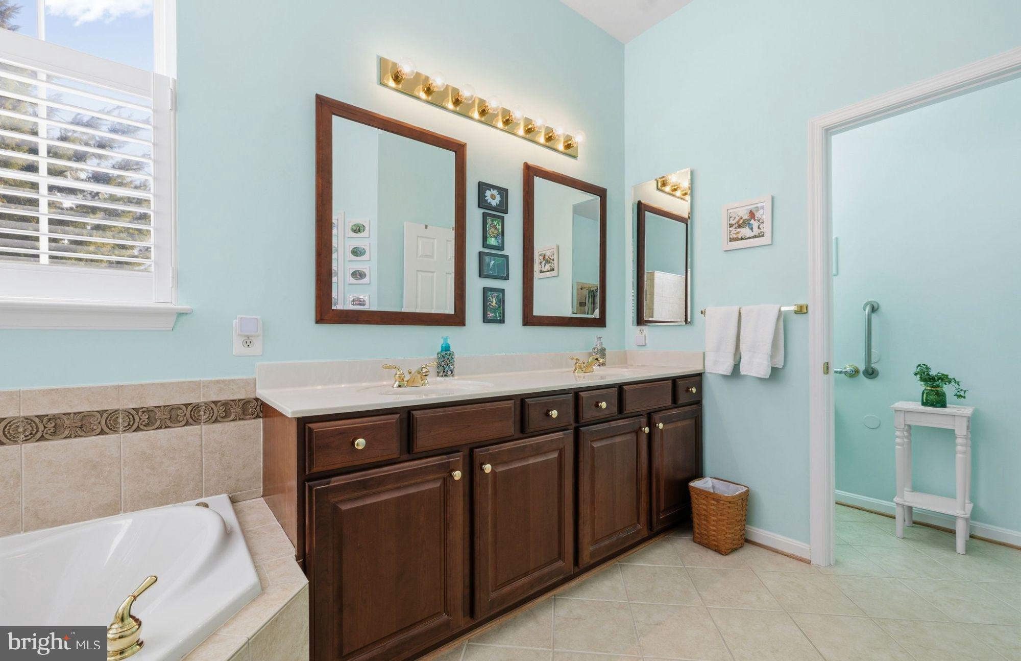 FOUR SEASONS - Residential