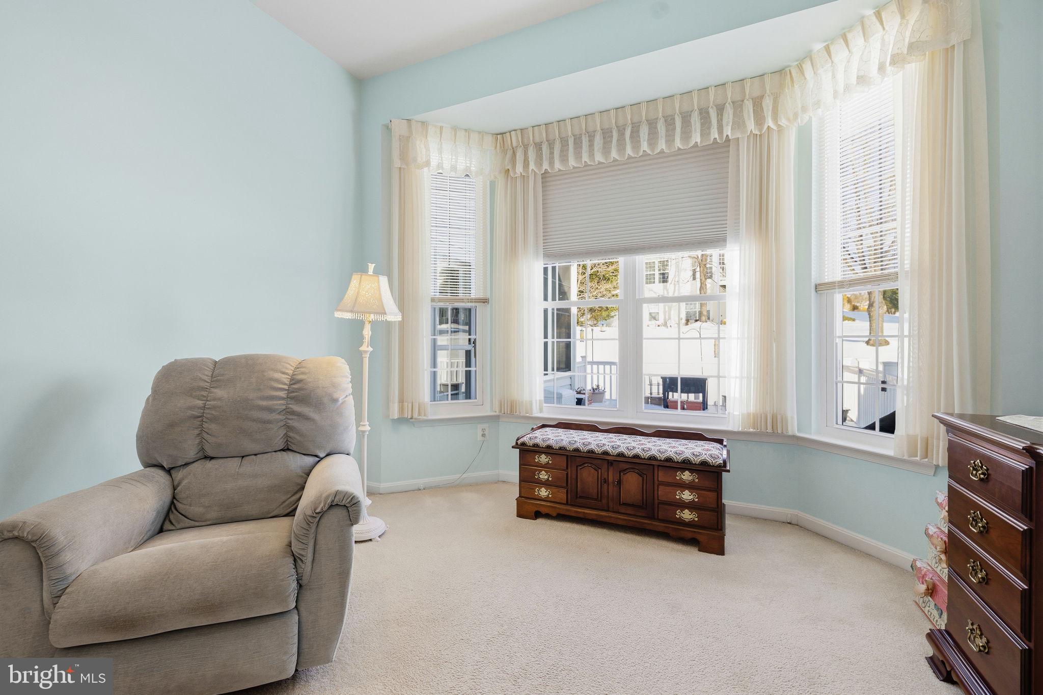 FOUR SEASONS - Residential