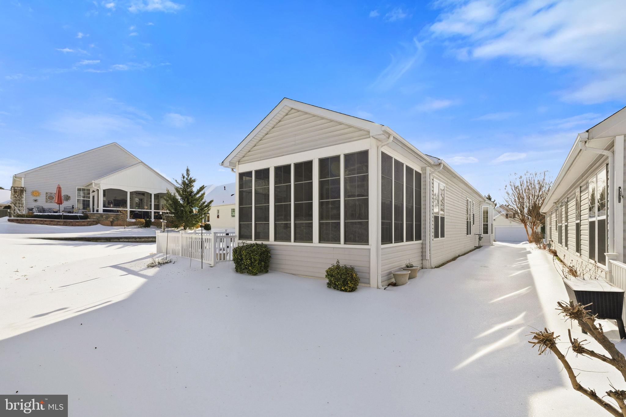 FOUR SEASONS - Residential