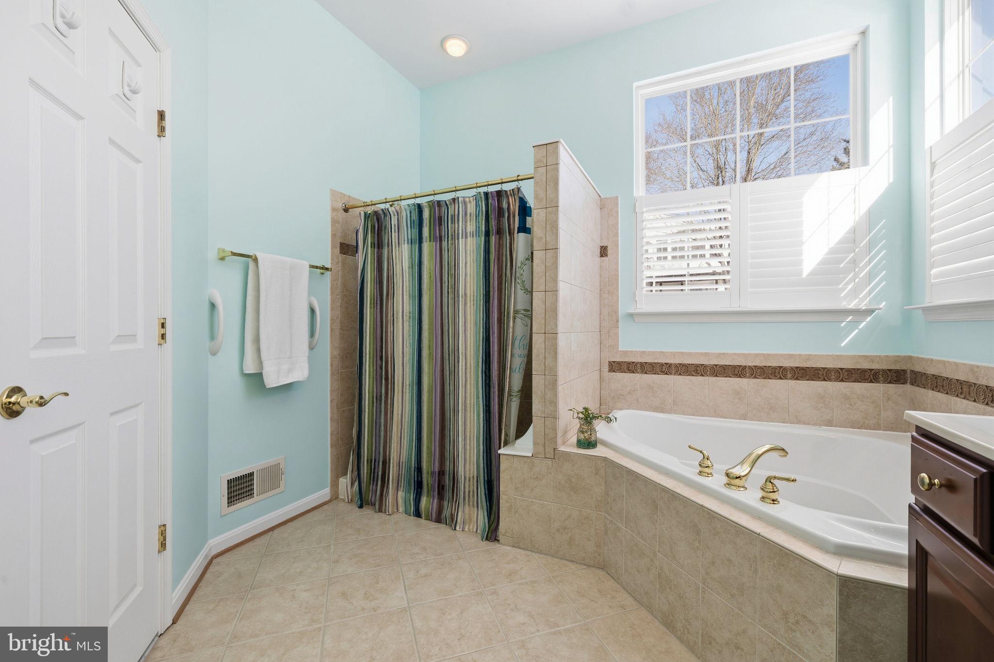 FOUR SEASONS - Residential