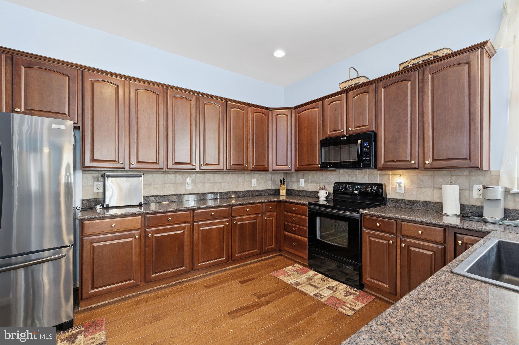 FOUR SEASONS - Residential