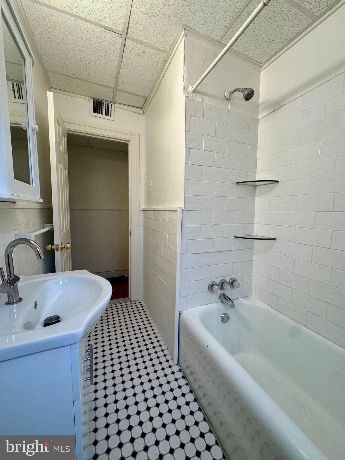 SOCIETY HILL - Residential Lease