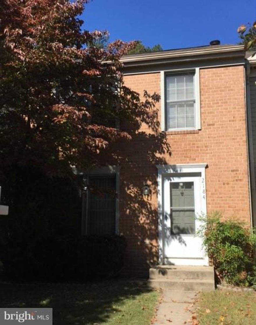 SPACIOUS 3BR 2 FULL & 2 HALF BA END UNIT W/DECK & FENCED REAR YARD**PREFER NO SMOKING & NO PETS,WILL CONSIDER CASE BY CASE THOUGH**