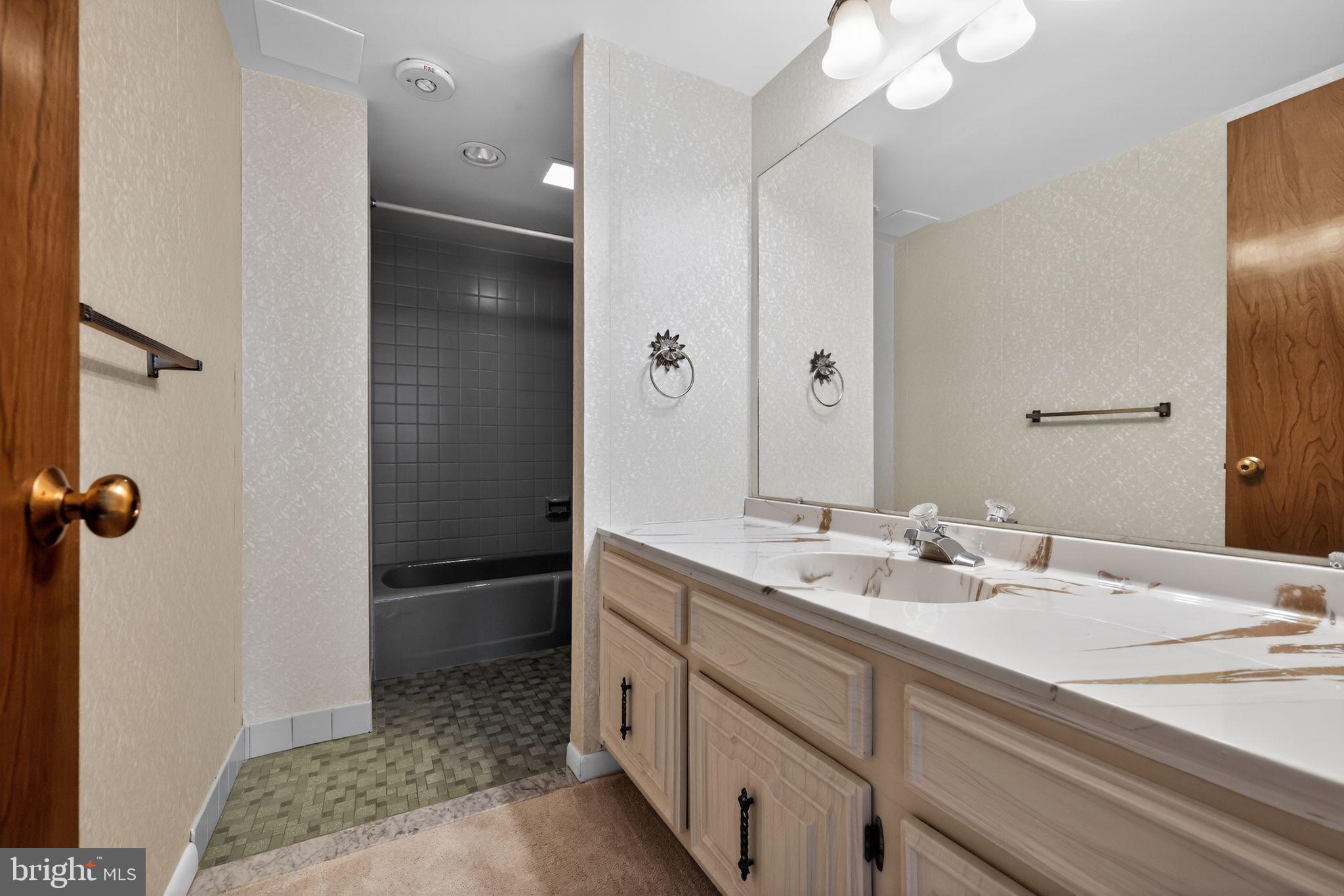 VALLEY FORGE TOWER - Residential