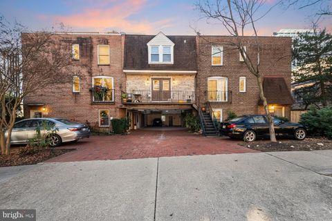Photo of 1527 N Colonial Terrace #B, ARLINGTON, VA 22209 (MLS # VAAR2066392)