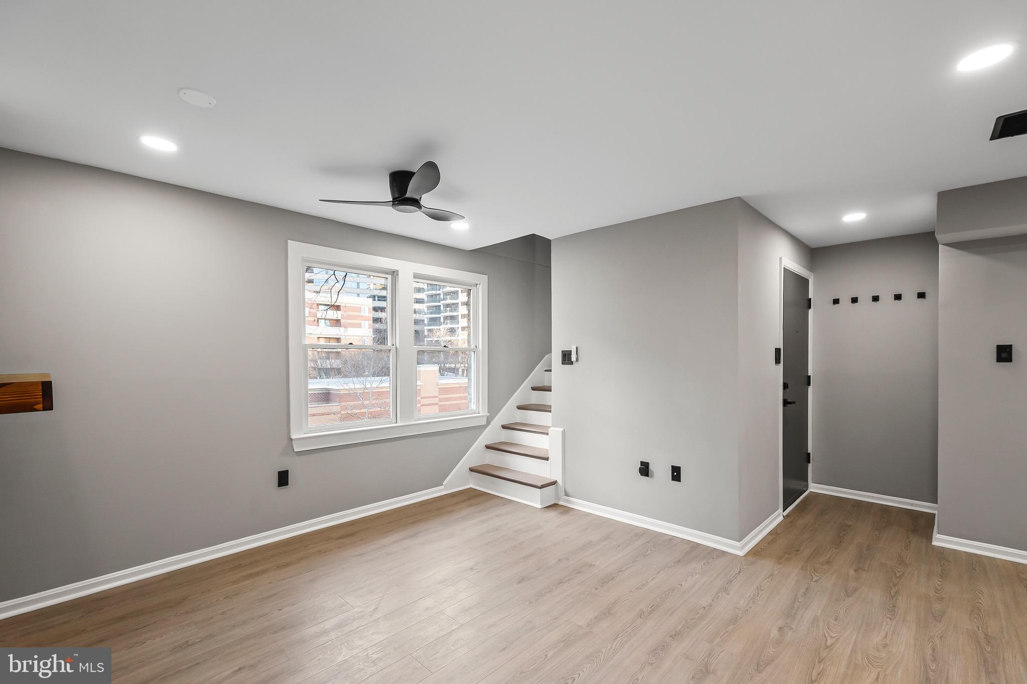 1527 N COLONIAL TERRACE B