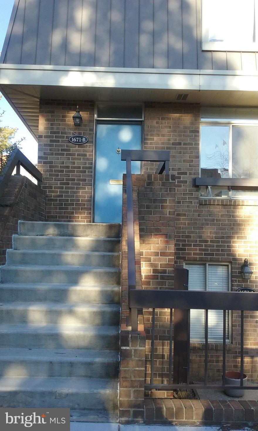 Location, location, location. Walk to Metro, Pentagon / Crystal City, for upscale shopping and restaurants, Harris Teeter, Costco, parks and bike paths. Great end-end unit with cozy fireplace, kitchen with wine fridge and eat-in space, master suite with private bath.