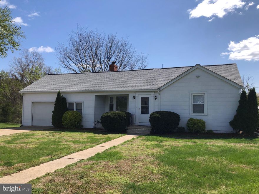 COLONIAL BEACH AREA RENTAL: Comfortable 2-3 Bedroom, 1 Bathroom rental home just outside of Colonial Beach.  Wood floors throughout; attached garage with bonus room/3rd bedroom above; separate dining room; utility room off kitchen with washer/dryer and utility sink.  Spacious yard with storage shed-lawn maintenance included in rent.  Just minutes to Colonial Beach and an easy commute to Dahlgren, Fredericksburg or southern MD.