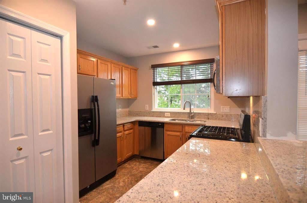 DOMINION STATION CONDOMINIUM - Residential Lease