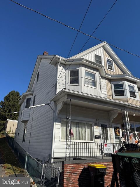 Townhouse For Sale - 227 Florida Avenue<br/> SHENANDOAH, PA 17976
