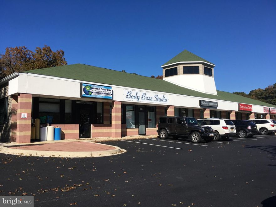 **GREAT LOCATION IN PASADENA** Plenty of Parking and easy to get in and out of center.  Area is spacious with 1100 sq ft.  and includes retail/business area, storage area, and bathroom.  Space is priced competively and is suitable for retail, office, or other business use... would be perfect for a Nail Salon.  Offered at $17/sf  plus NNN at $7sf