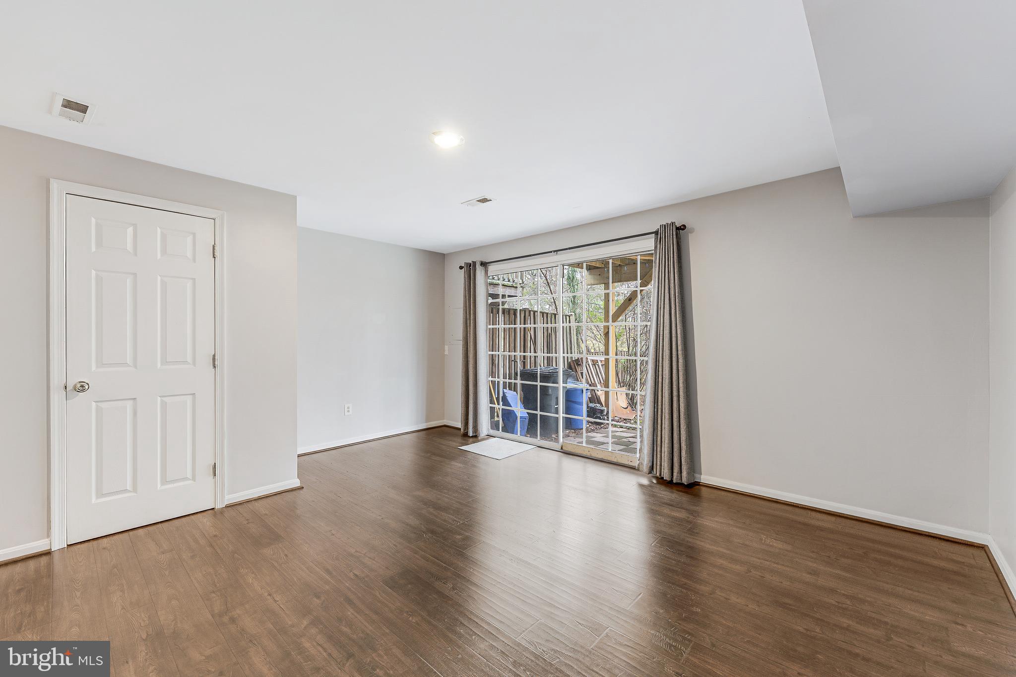 LONDON TOWN WEST - Residential Lease