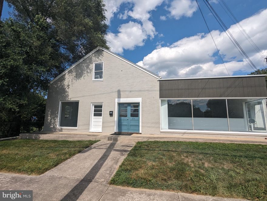 1250 Sq Ft of available commercial space. Would work for office/retail space in Ranson. Additional storage space is a possibility.  large floorspace area, large storefront windows, office, kitchen/break room, bathroom.  Ready for your business to move in!