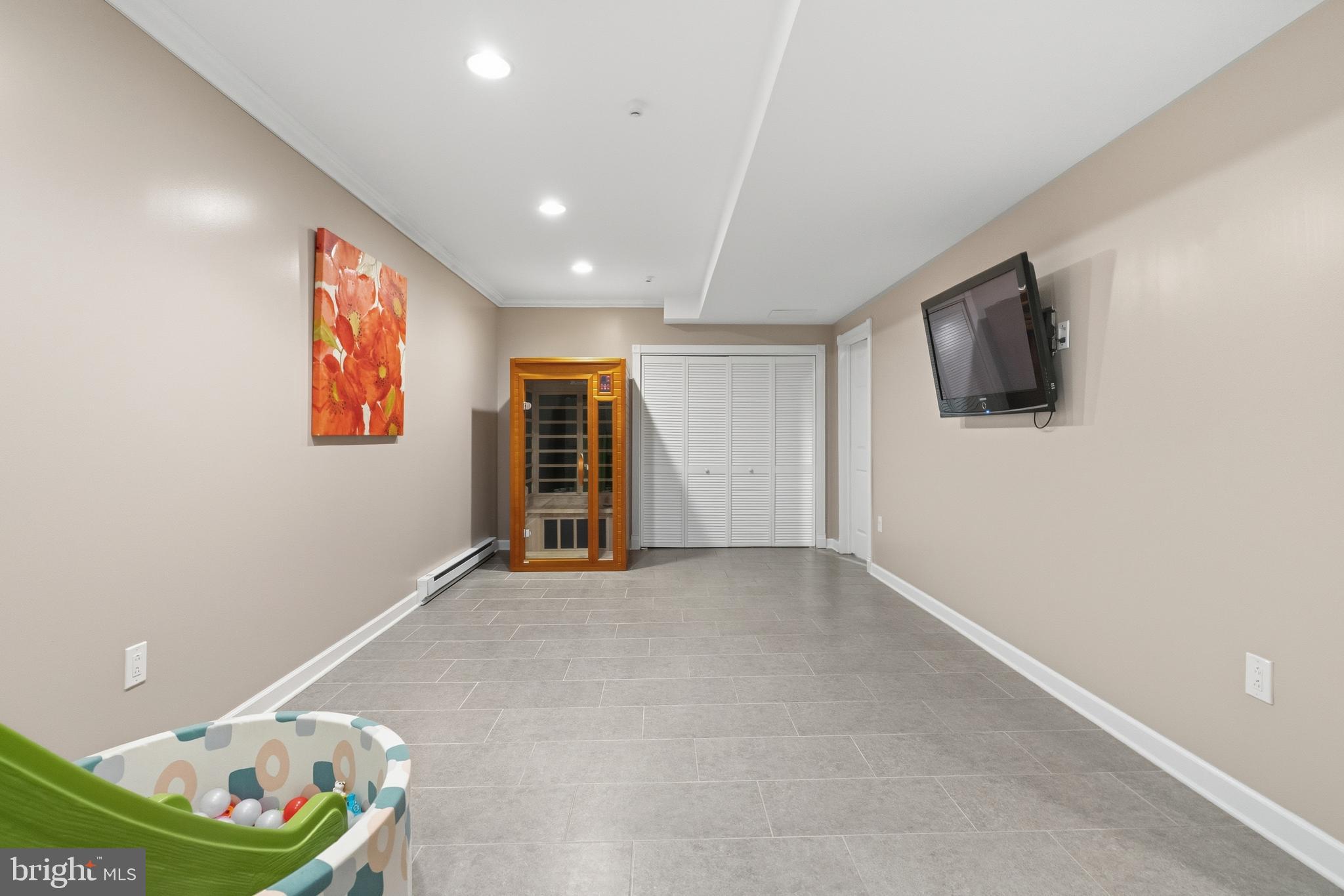 IVYLAND VILLAGE - Residential