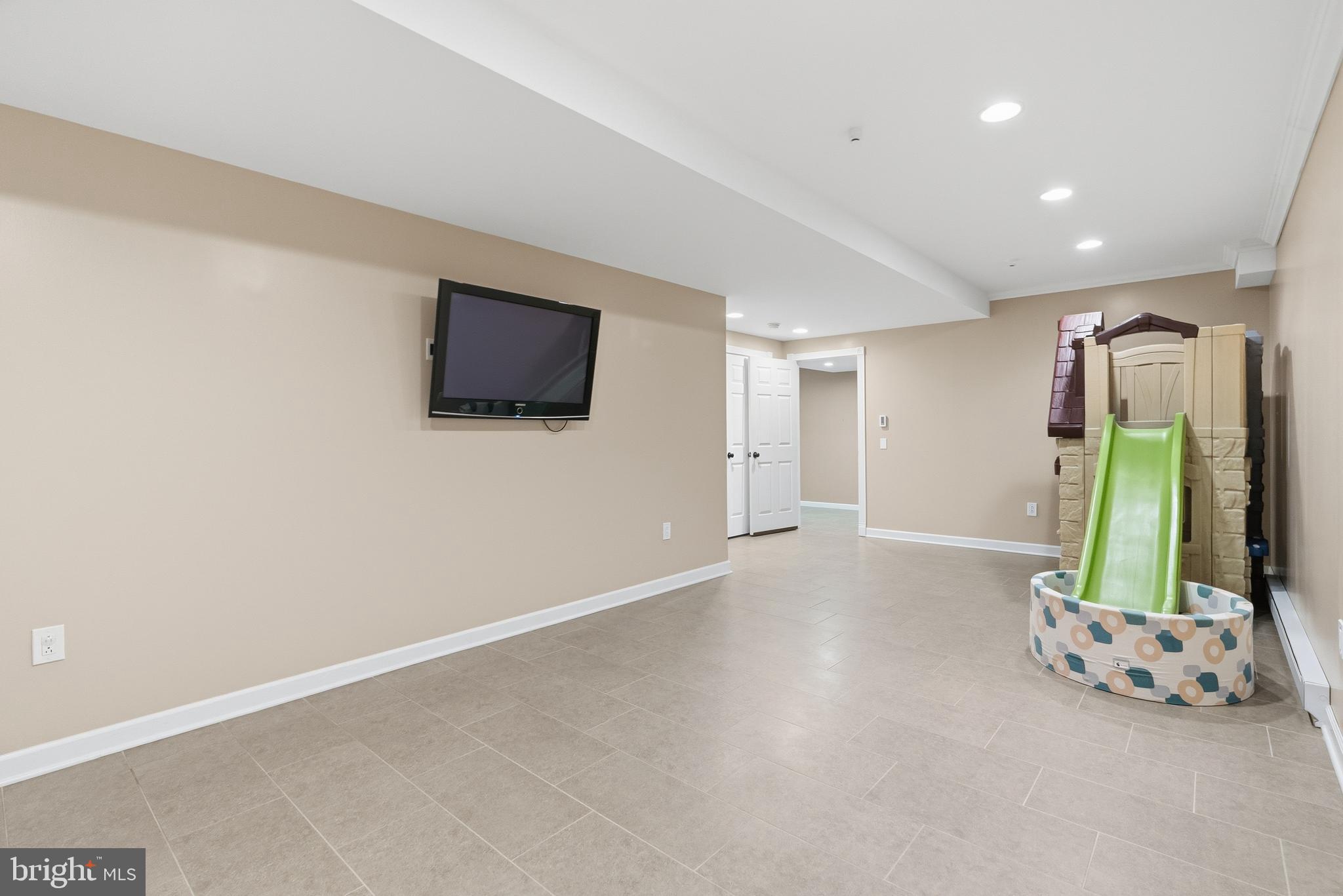 IVYLAND VILLAGE - Residential