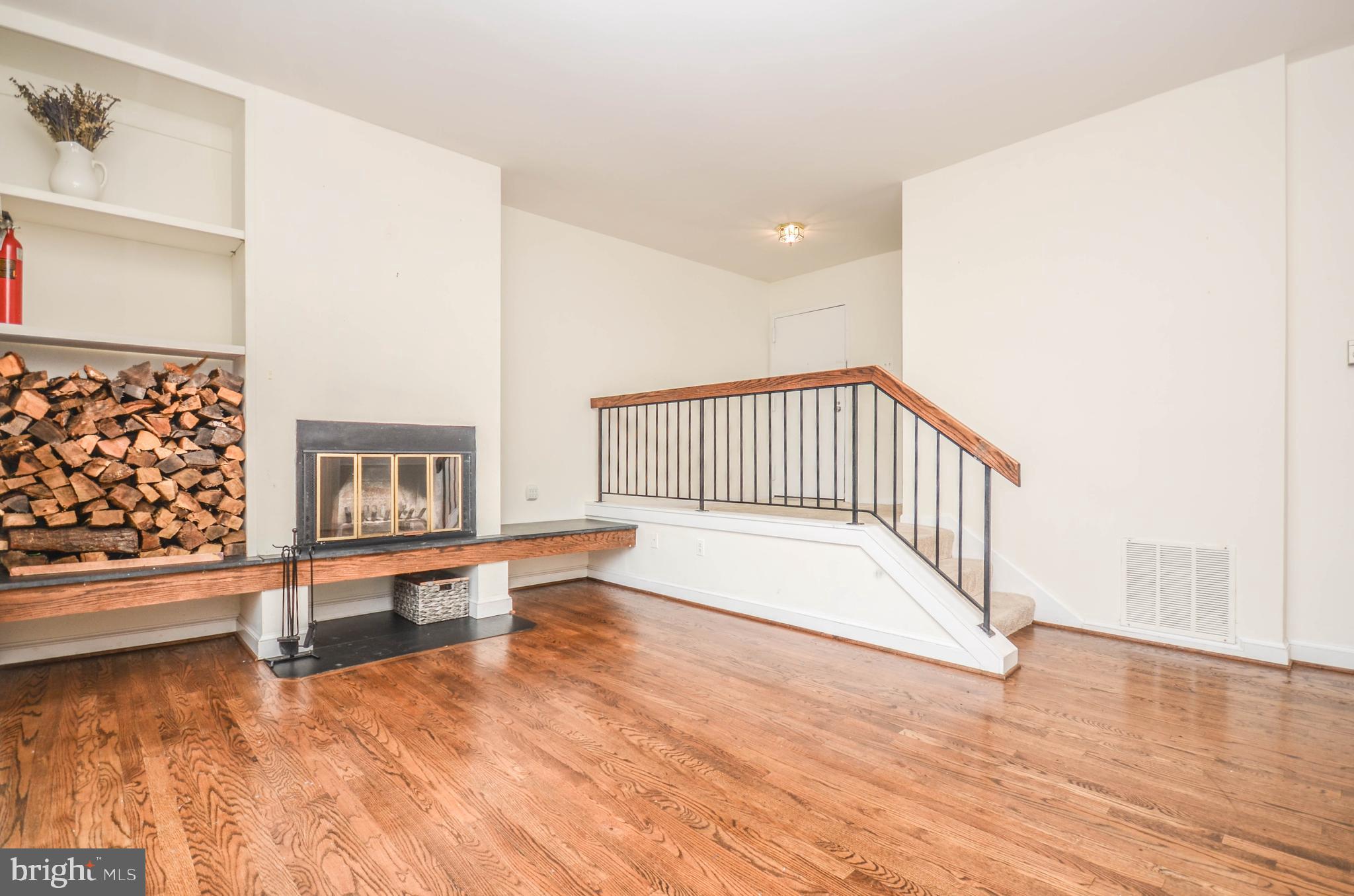122 ROBERTS LANE 400