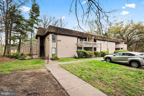 Photo of 5806 Royal Ridge Drive #F, SPRINGFIELD, VA 22152 (MLS # VAFX2295990)