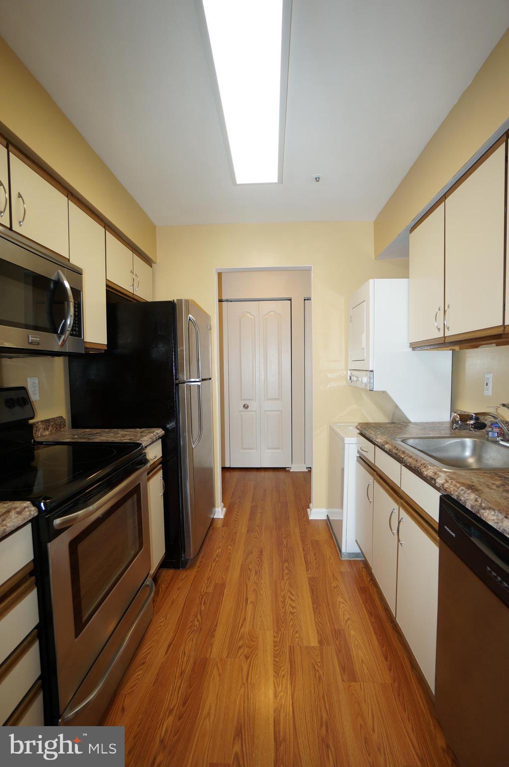 VILLAGE OF MONTGOMERY RUN - Residential Lease