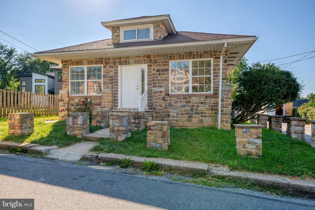 Photo of 8 Crest Avenue, Lancaster, PA 17602 (MLS # PALA2044172)