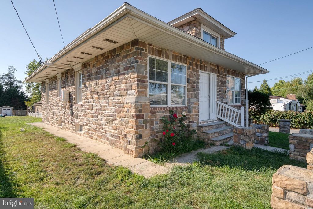 Photo of 8 Crest Avenue, Lancaster, PA 17602 (MLS # PALA2044172)