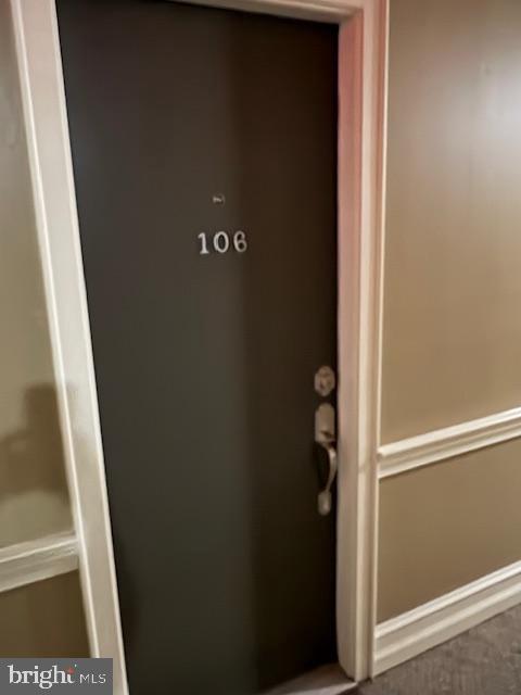 Beautiful bi level condo with private court yard in the carriage house in Grays Court. Massive windows with 14 ft high ceiling brings in plenty of Natural light. custom kitchen with maple cabinets and granite tops with SS appliances HW floors thru out!!! gym on 1st level with gated parking and private court yard wonderful location!!!!