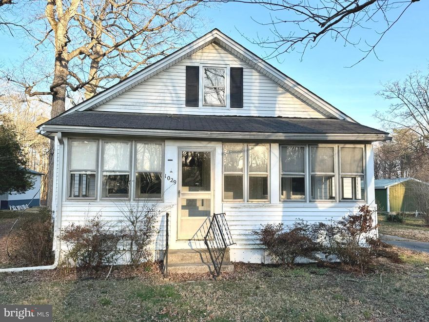 Classic 3 bedroom, 1 full bath cottage with a full, unfinished basement and a 1-car detached garage on a 0.31 +/- acre parcel.  Located approximately 15 miles from The Circle in Georgetown, 20 miles from the Dover Air Force Base and 25 miles from local beach resorts.  The price is right, so schedule a showing today!