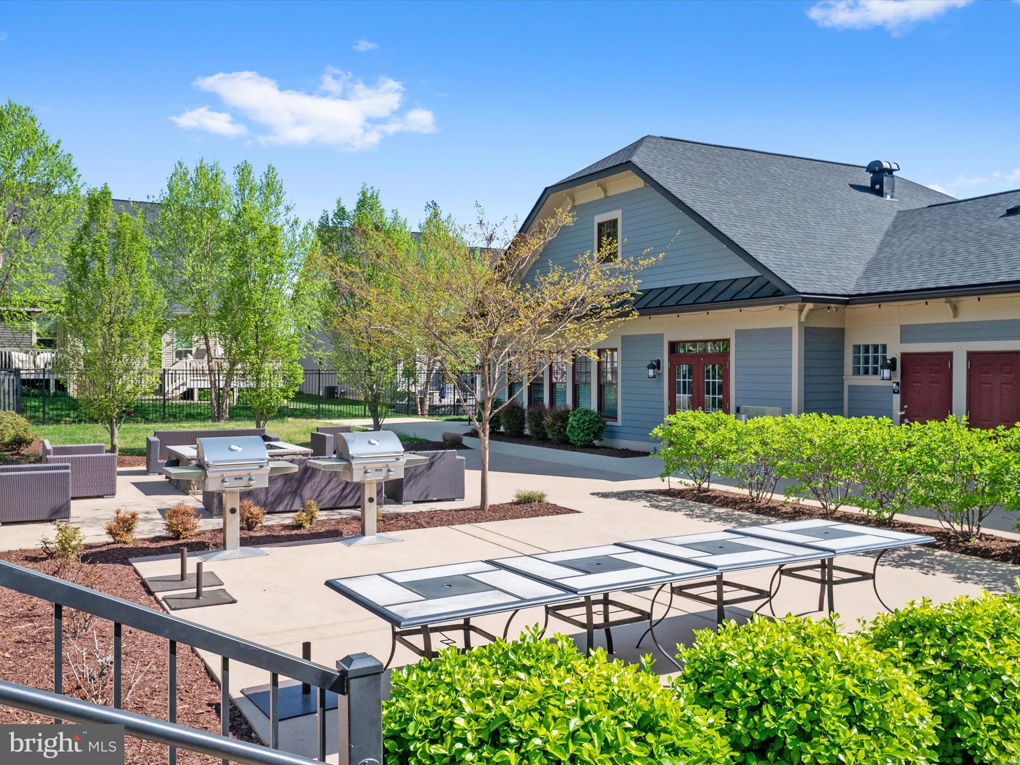 PONDVIEW - Residential