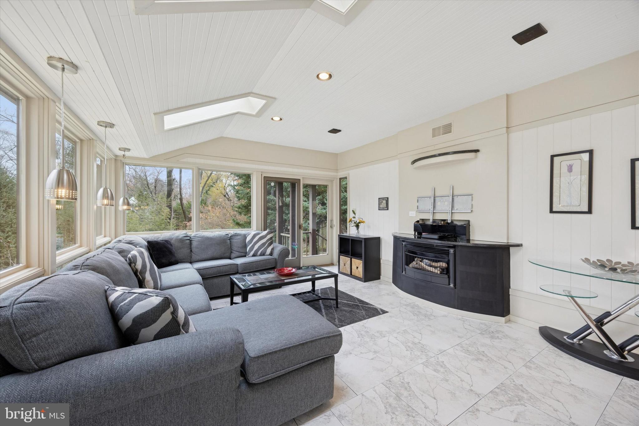 SCHOOL SIDE MANOR - Residential