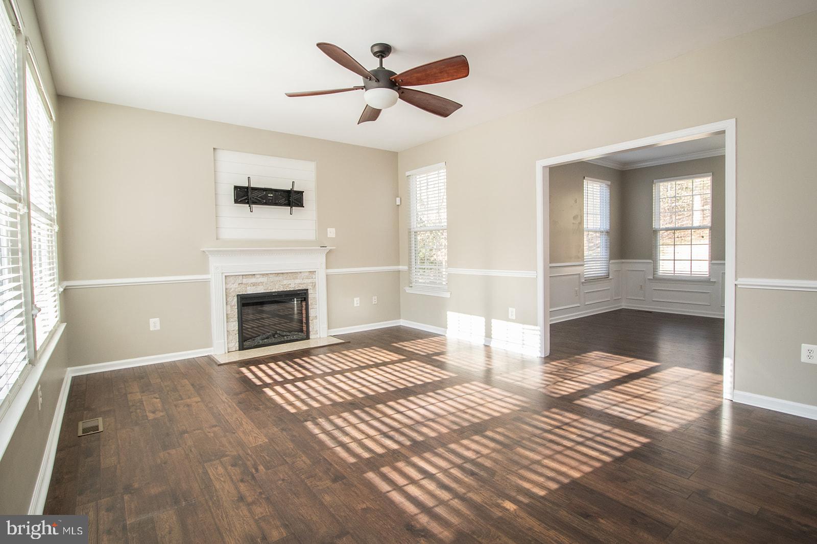 COUNTRY LAKES - Residential